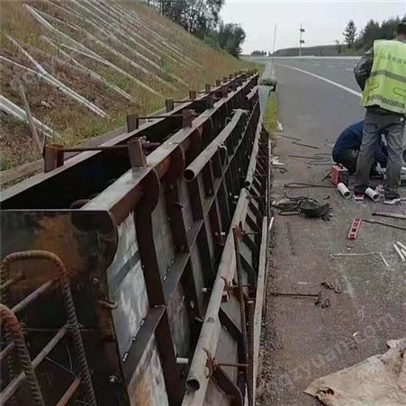 防撞墙钢模具 高速公路混凝土防撞护栏模具 安装方便